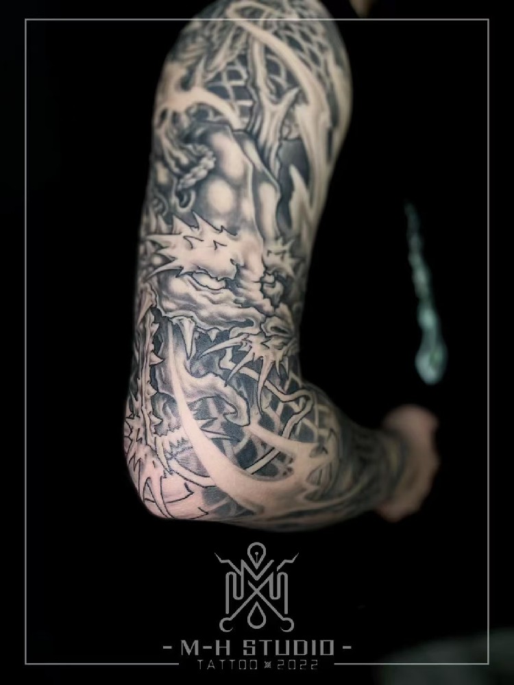 新传统黑灰龙花臂