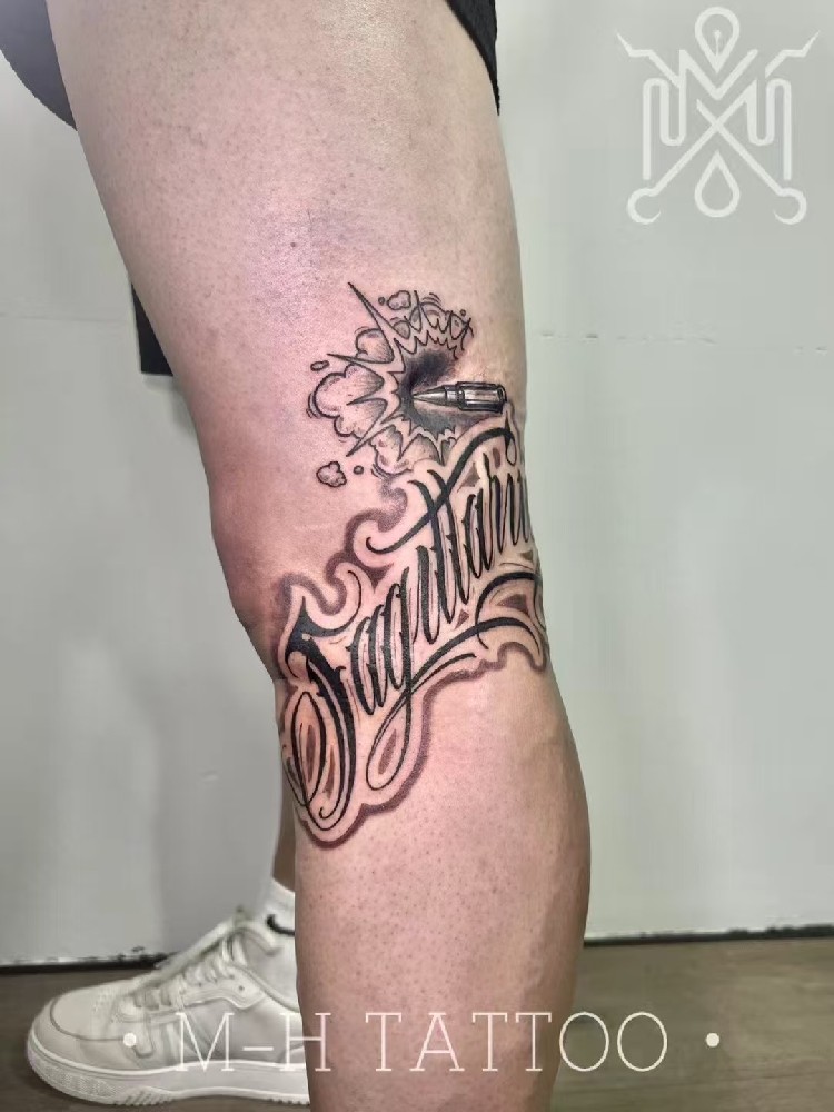 膝盖花体字纹身