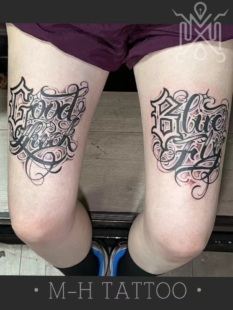 双腿花体字纹身