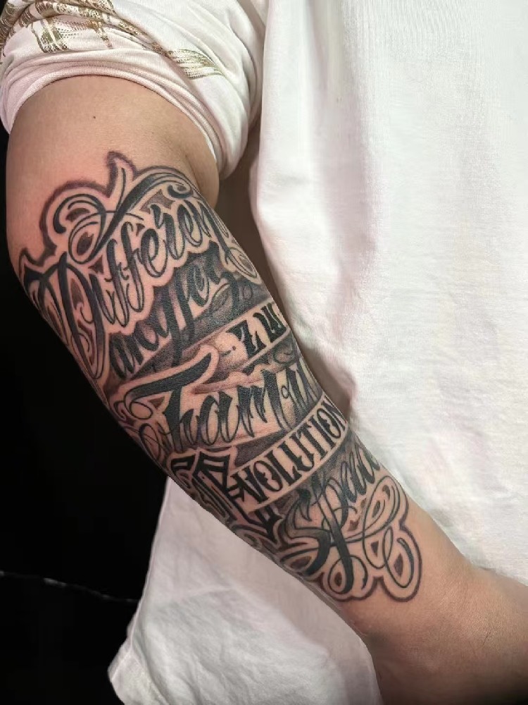 小臂花体字纹身