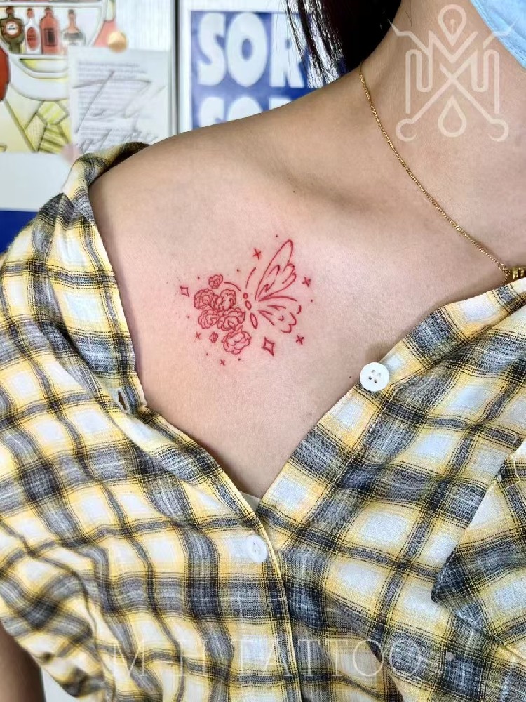 红色蝴蝶纹身