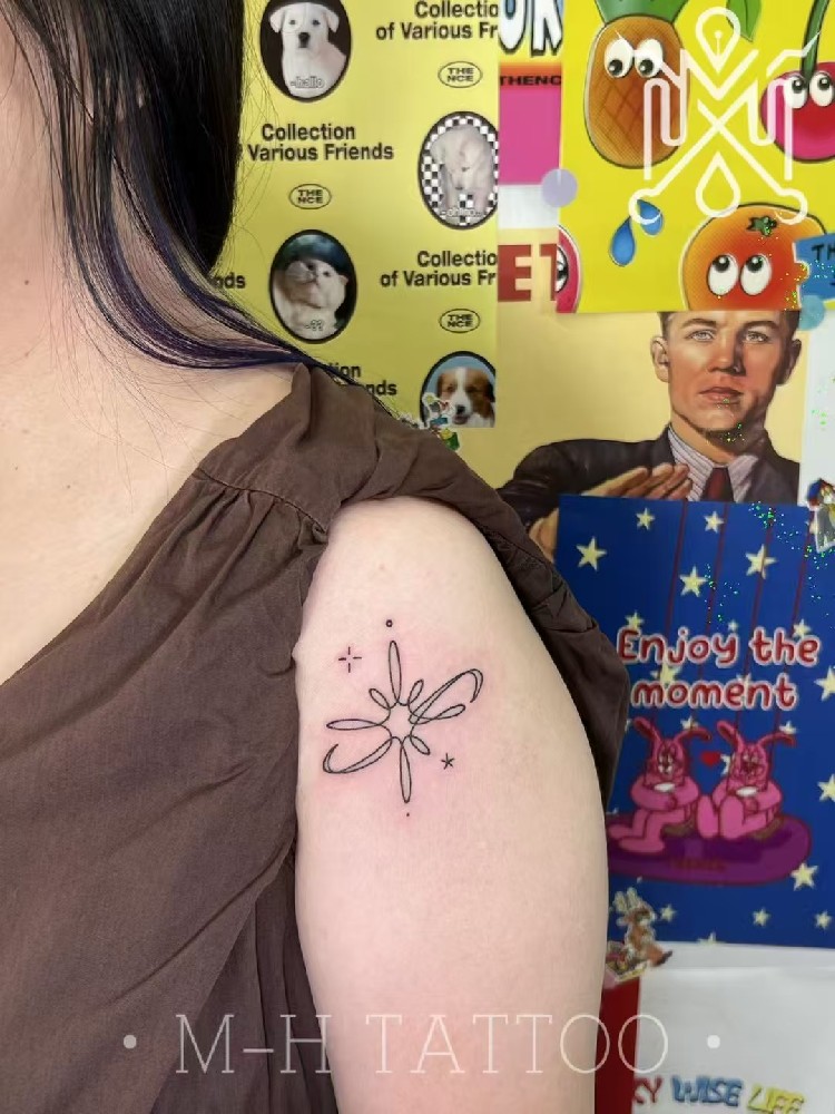 线条十字星纹身